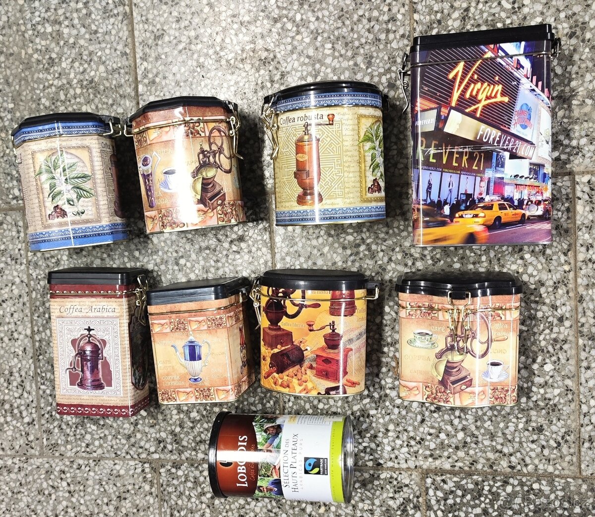 různé plechové dózy