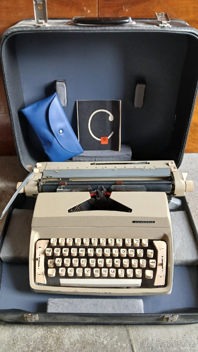 Psací stroj s kufrem Consul 222.2