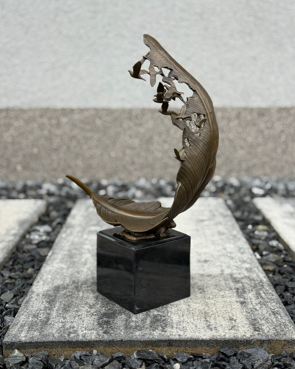 Luxusní bronzová socha Pírko s holuby elegantní dekorace