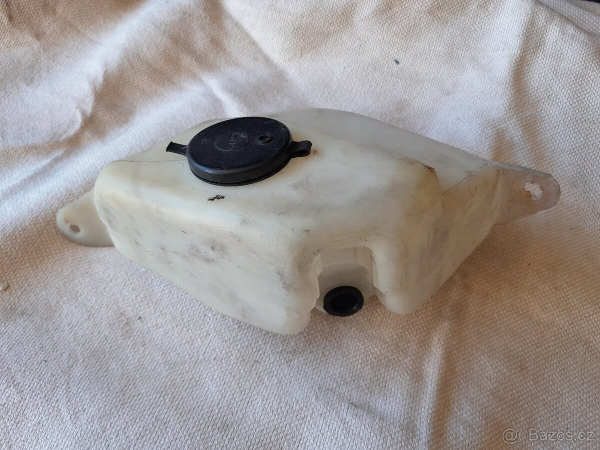 Peugeot 205 - nádobka kapaliny ostřikovačů