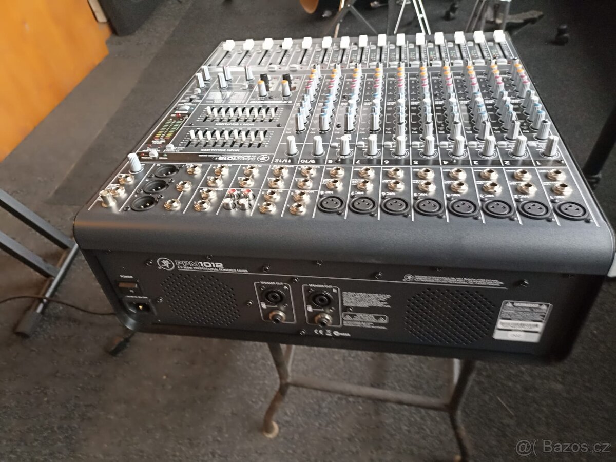 Mixážní pult Mackie PPM1012 – 12 kanálů, vestavěný zesilovač