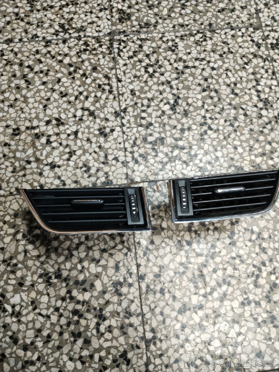 Škoda Octavia lll pravá a levá mřížka.