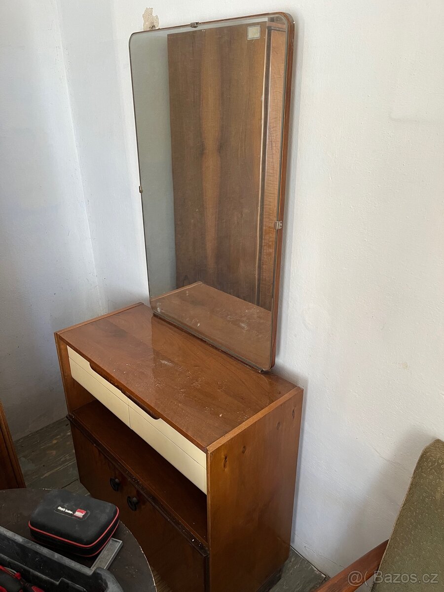 Skříňka se zrcadlem retro