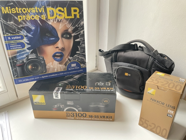 2x Objektiv, Fotoaparát-digitální zrcadlovka; Brašna, Kniha.