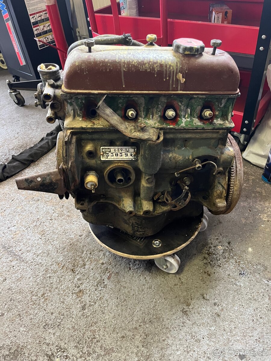 Motor Renault R8