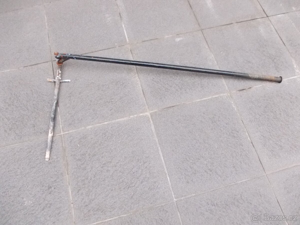 Otočný ocelový držák závěsu - záclony.