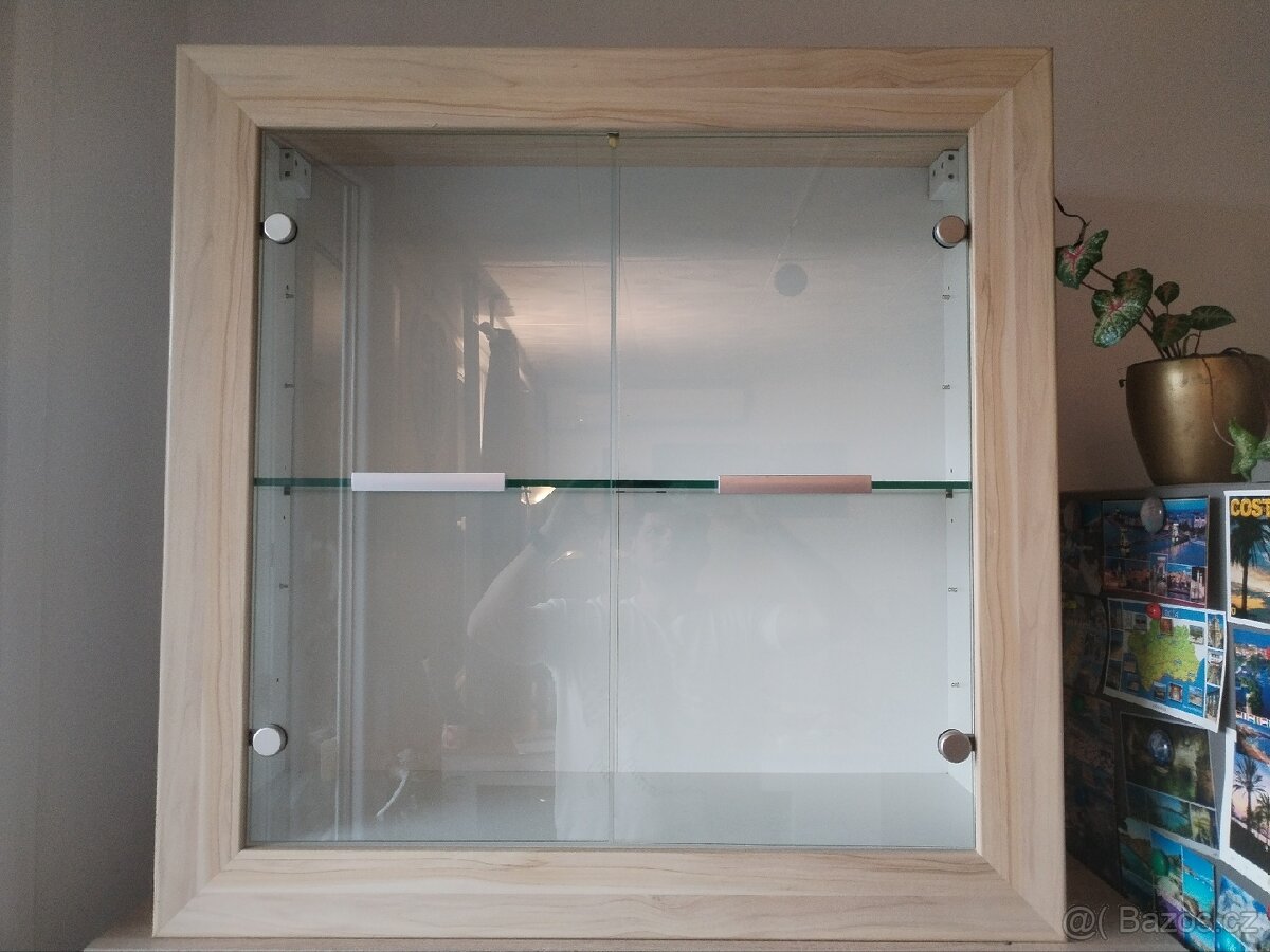 Prosklená vitrína na zeď i na zem s led světlem