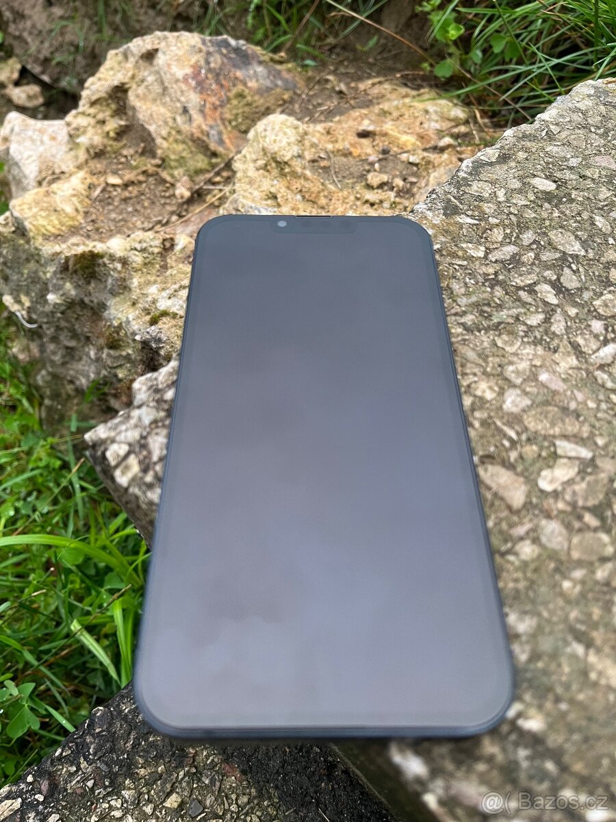Poškozený iPhone 13
