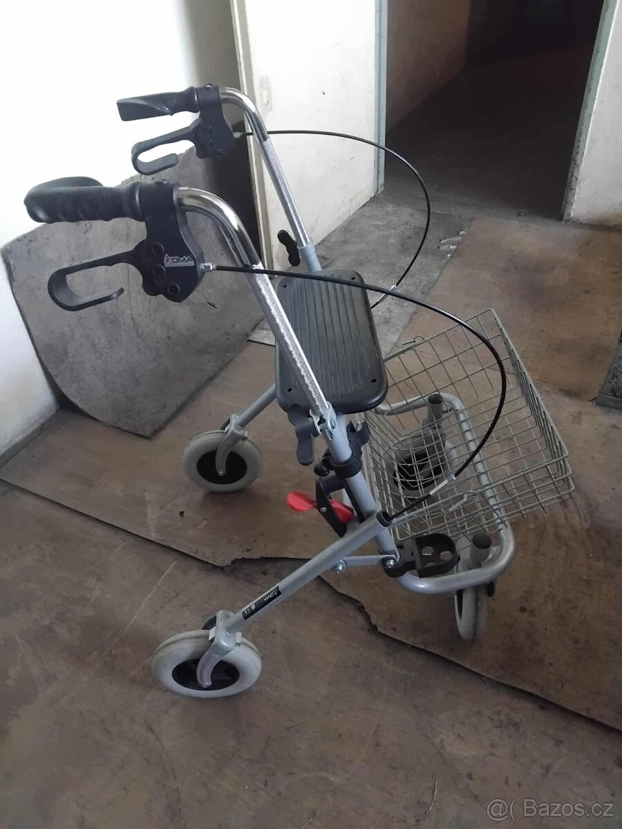 Seniorské chodítko a hole