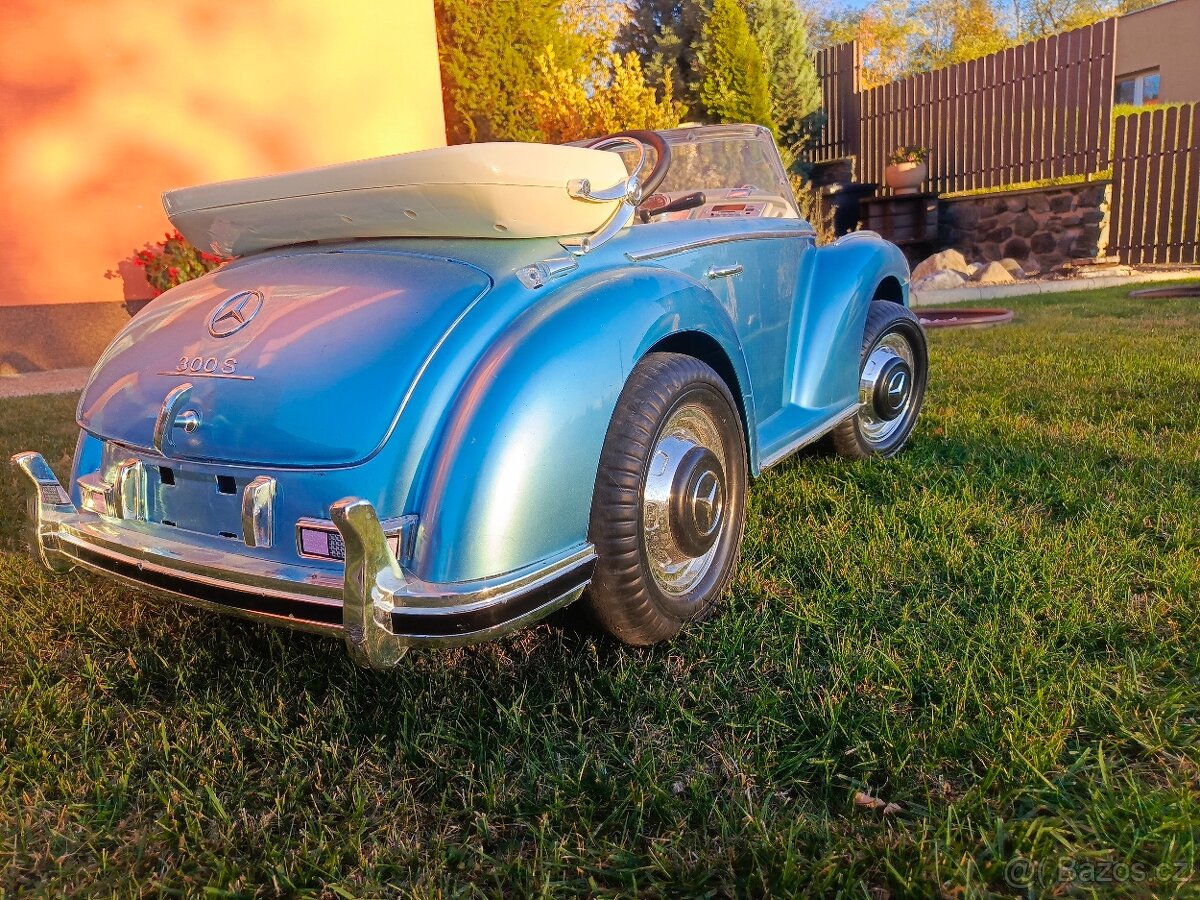 Prodám elektrické autíčko Mercedes Benz s300s retro modre