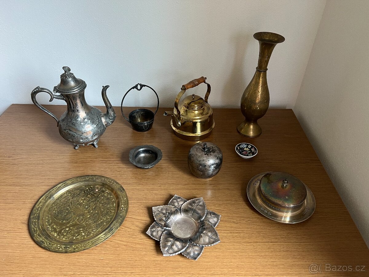 Prodám starožitnosti - konvička, podtácky, vázu...