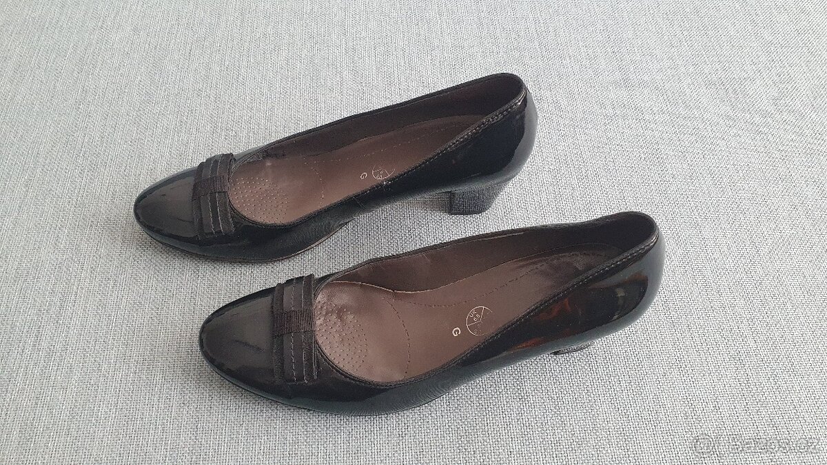 Černé lakované boty Ara