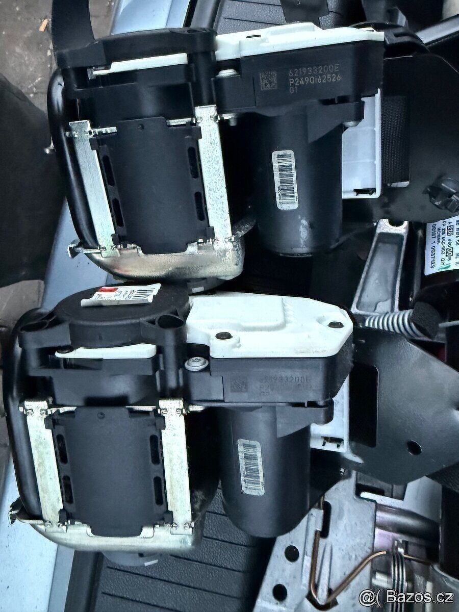 bezpečnostní pásy Mercedes w212 +černé stropní příslušenství