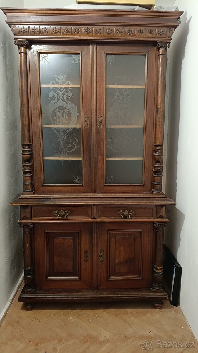 Starožitná skříň