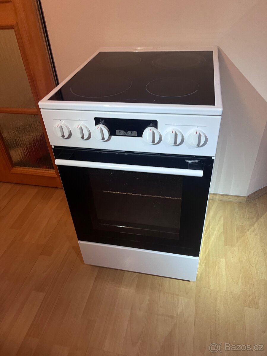 El. sporák se sklokeram. deskou