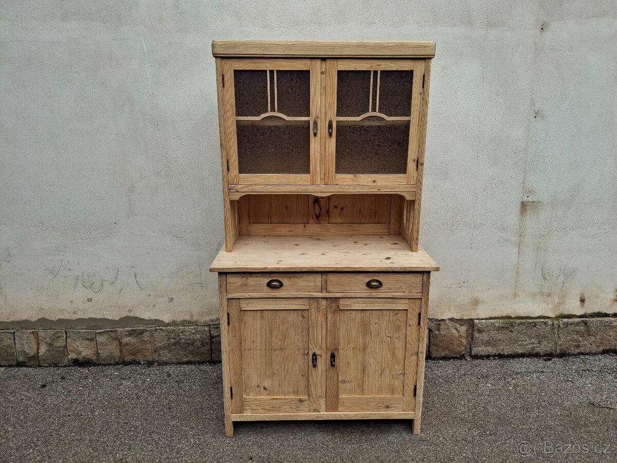 STAROŽITNÁ KREDENC PO CELKOVÉ RENOVACI