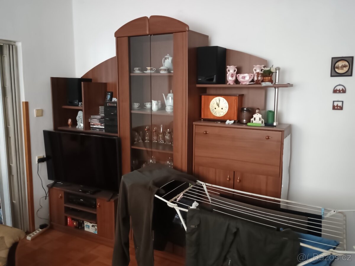 Daruji obývací stěnu a gauč