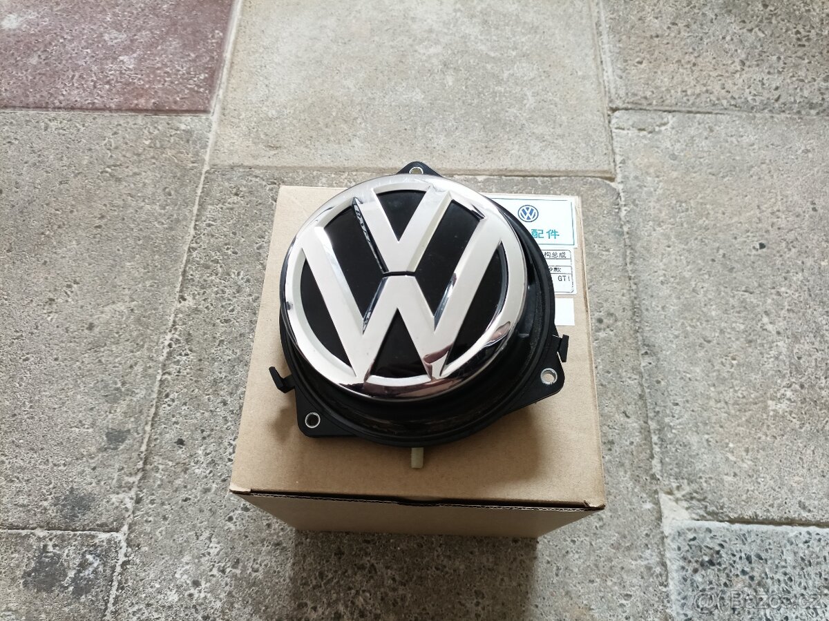 Zadní logo VW otevirani kufru golf 7