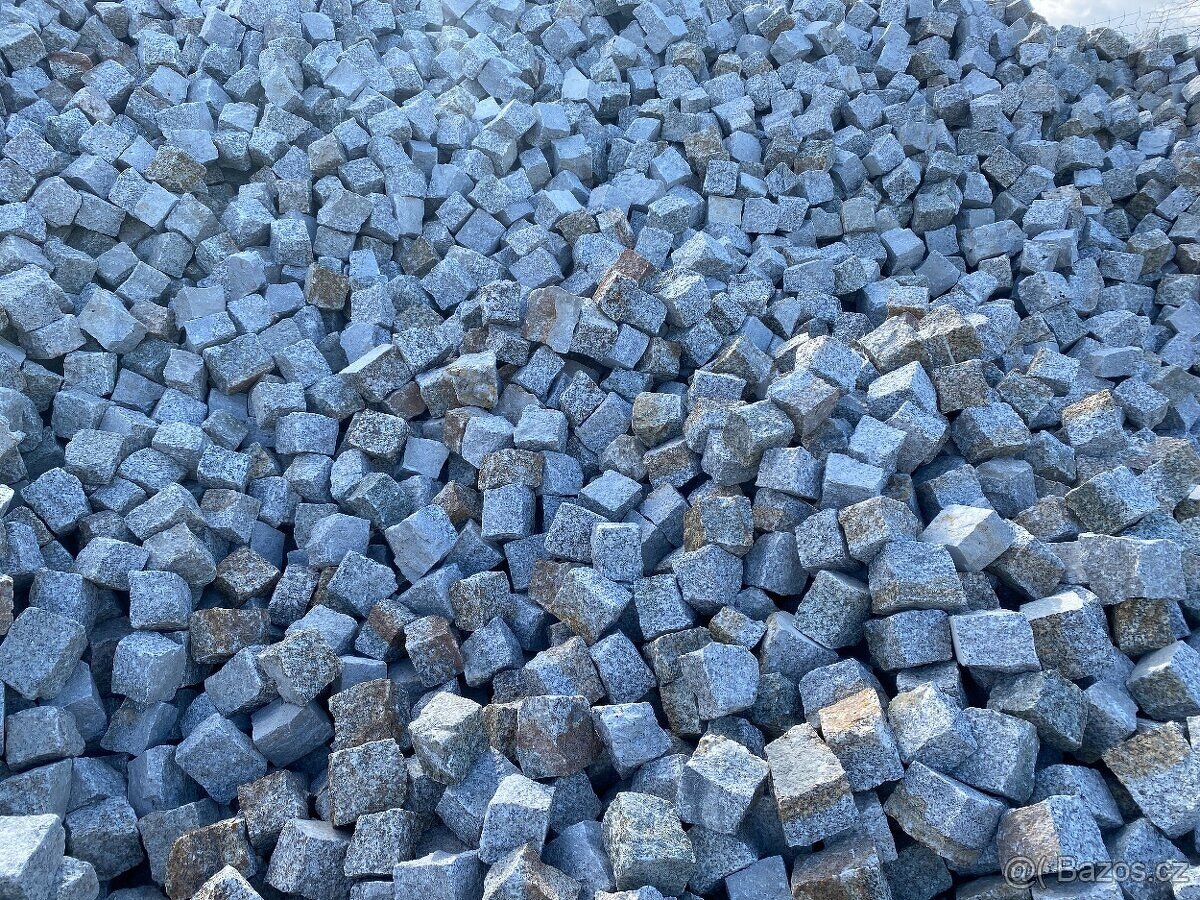 Žulové štípané kostky (šedé, šedohnědé)
