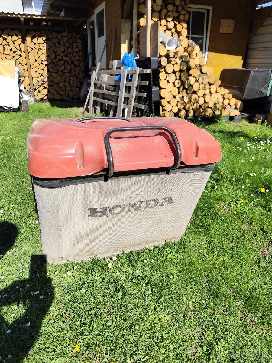 Koš na zahradní traktůrek