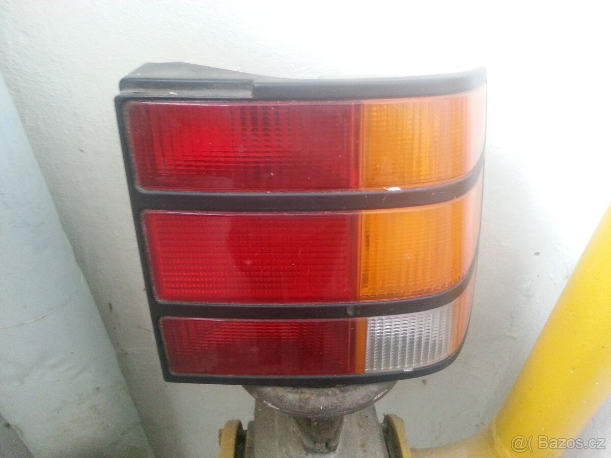 Originál nádobka a zadní světlo na Ford Scorpio