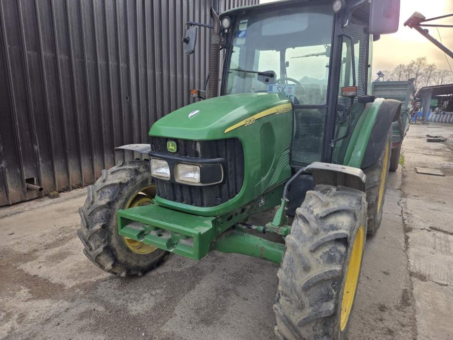 John Deere 5820