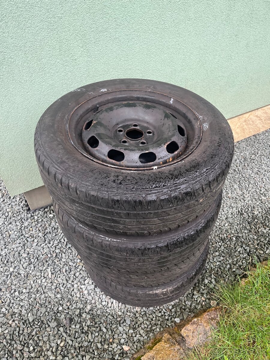 Prodám 4xletní pneu na plechových discích 195/65 R15