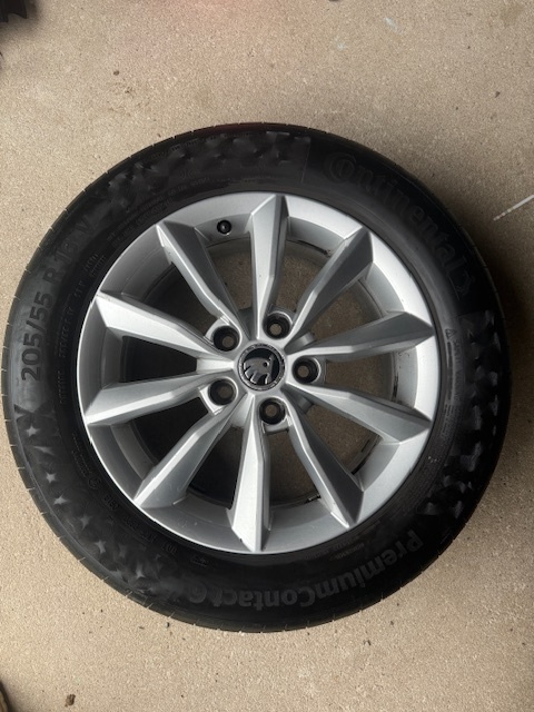 Sada letních kol ŠKODA - alu MINORIS 16 + pneu CONTINENTAL