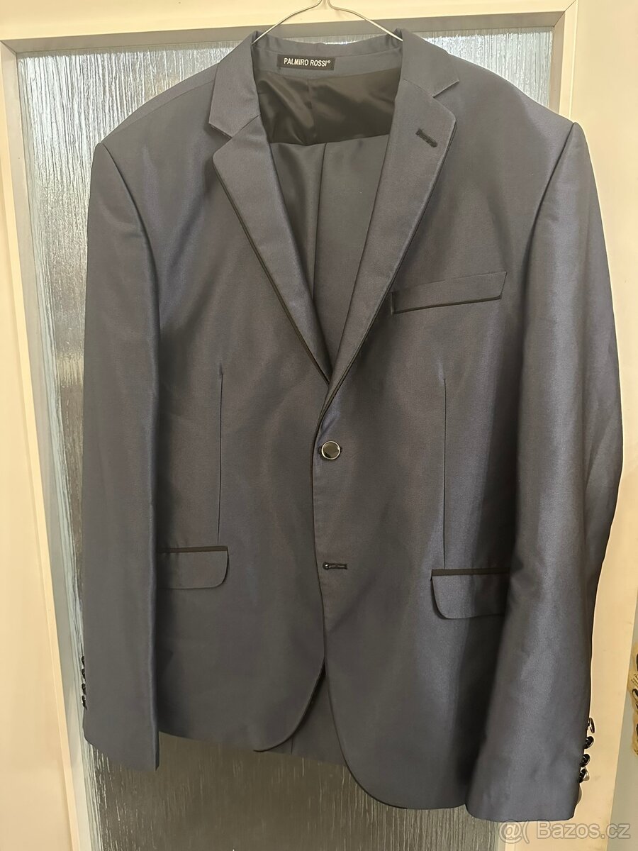 Elegantní tmavý pánský oblek