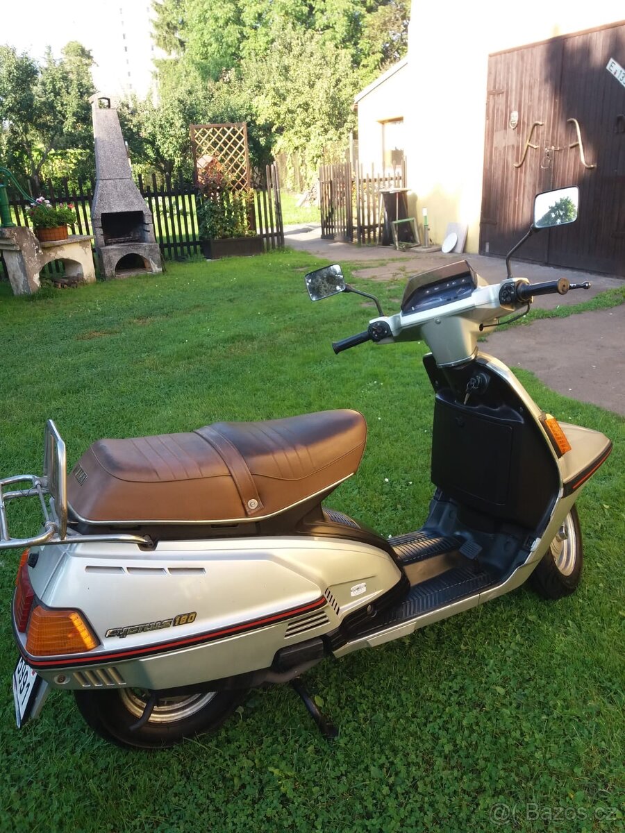 Skůtr Yamaha XC 180