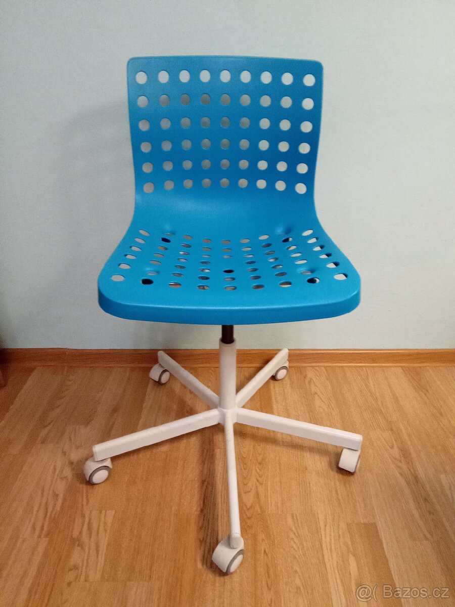 Otočná í židle