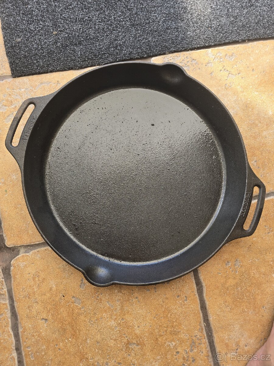 Litinová pánev s úchyty Petromax 40 cm