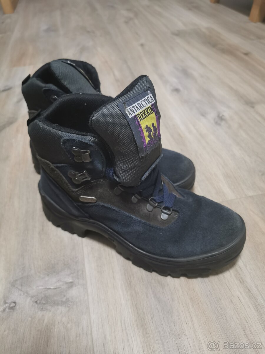 Dámské zimní sportovní boty vel. 39. Modrá barva.