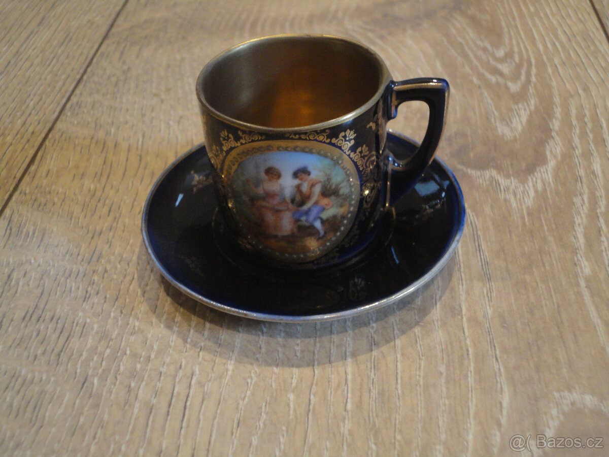 Starý hrneček s podšálkem
