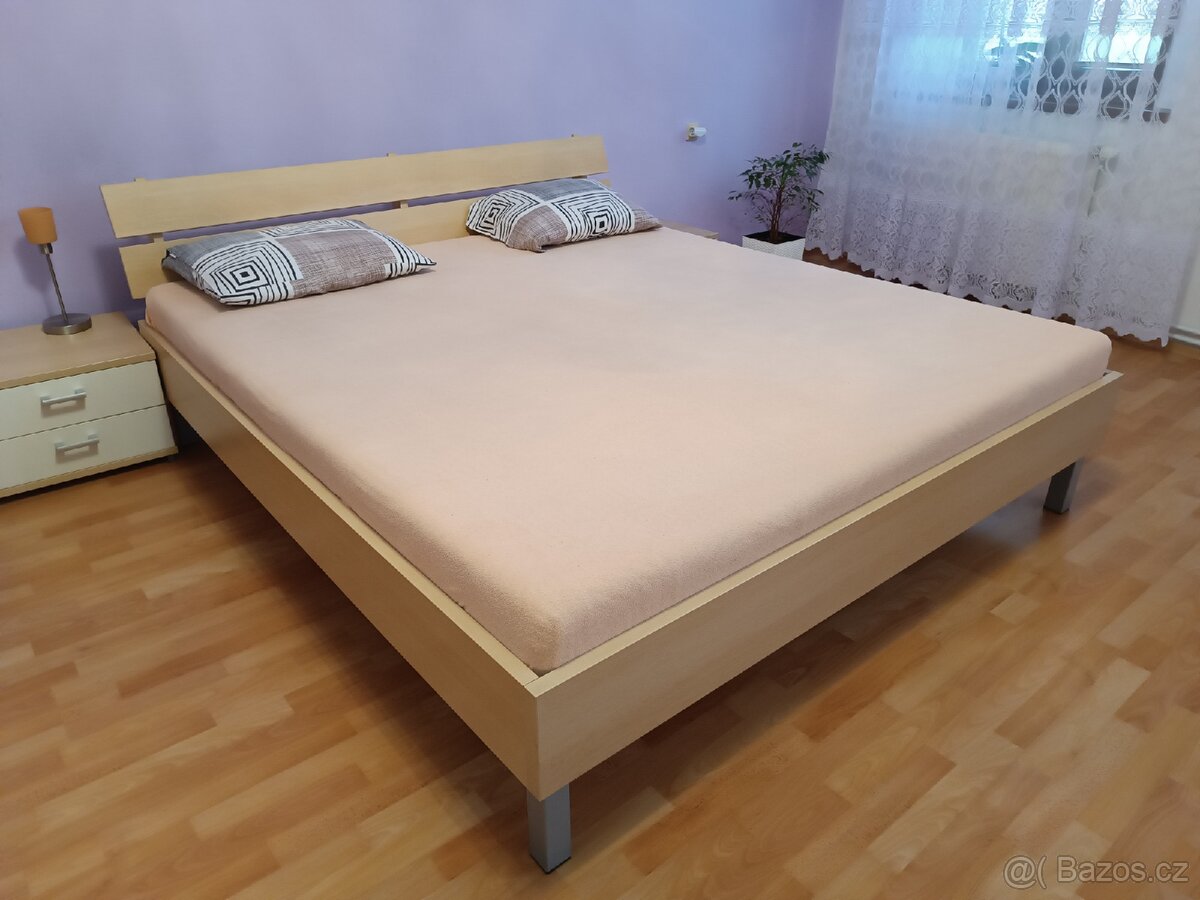 Dvoulůžkova postel