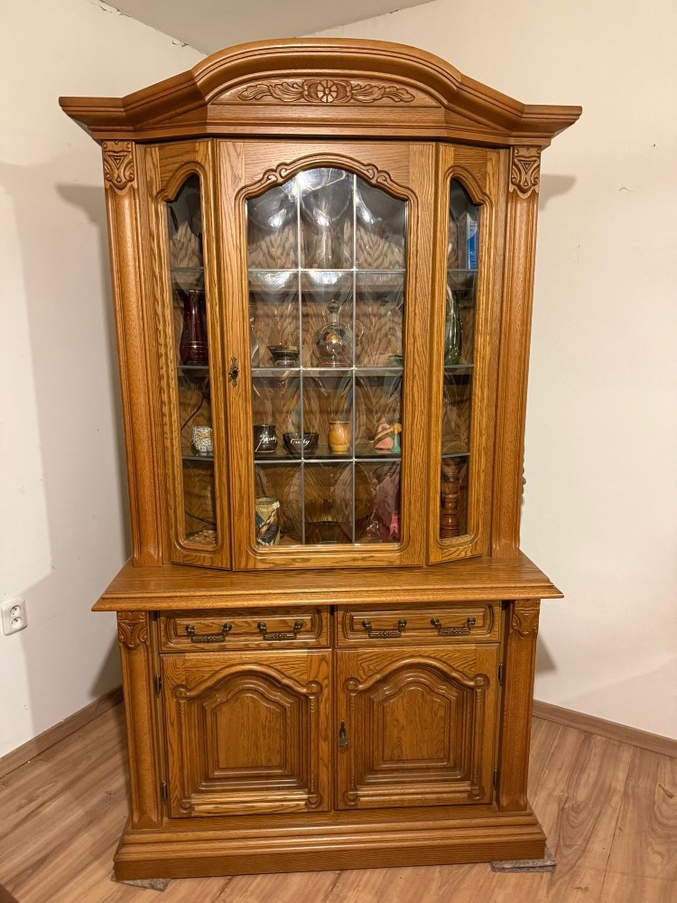 Rustikální skříňka s vitrínou