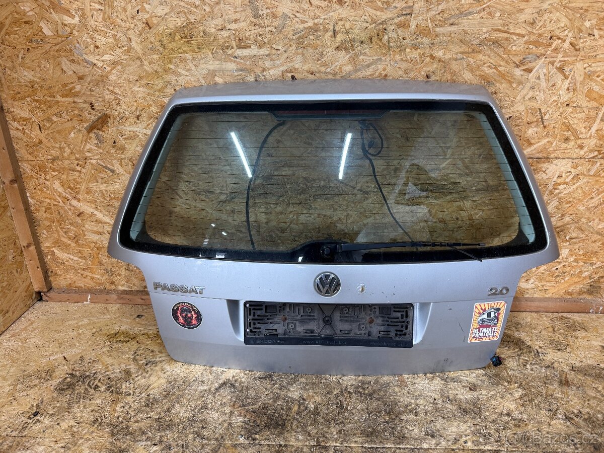 PÁTÉ DVEŘE KUFRU VW PASSAT B5.5 LA7W