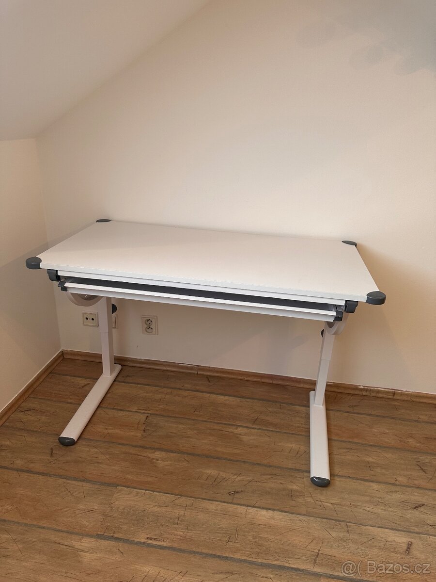 Dětský psací stůl