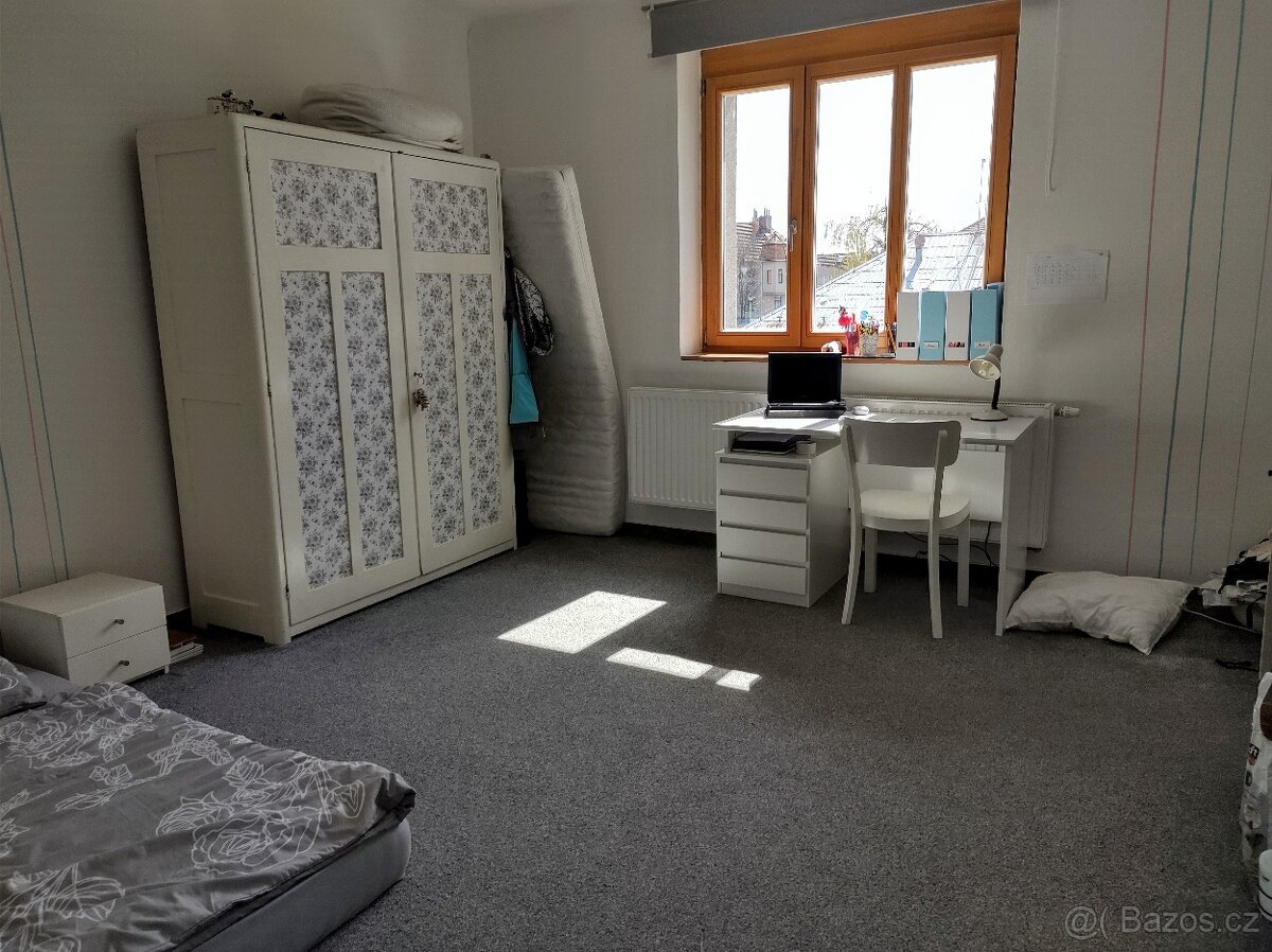 Krásná starožitná skříň