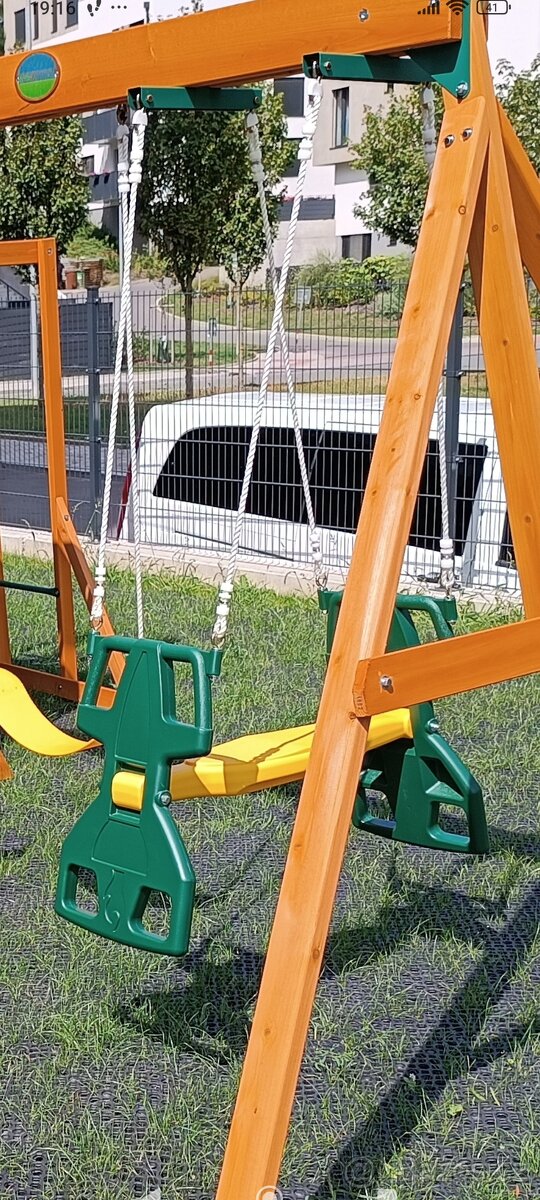 Houpačka pro dvě děti