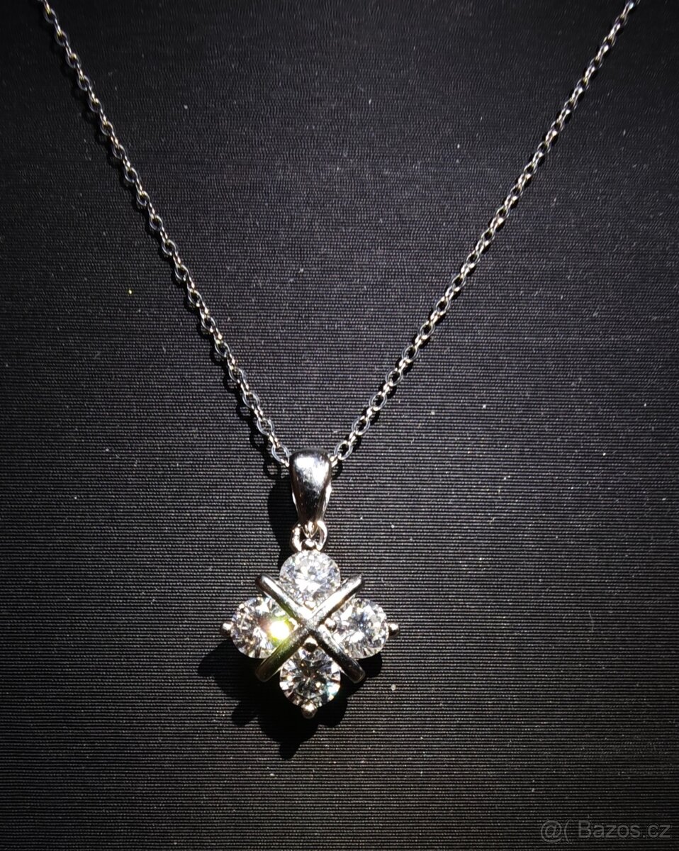 Stříbrný přívěšek s moissanity (4 x 0.30ct)