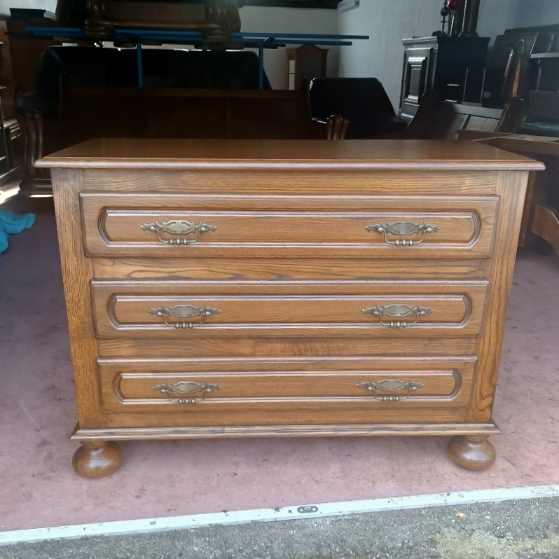 Rustikální komoda se zásuvkami .