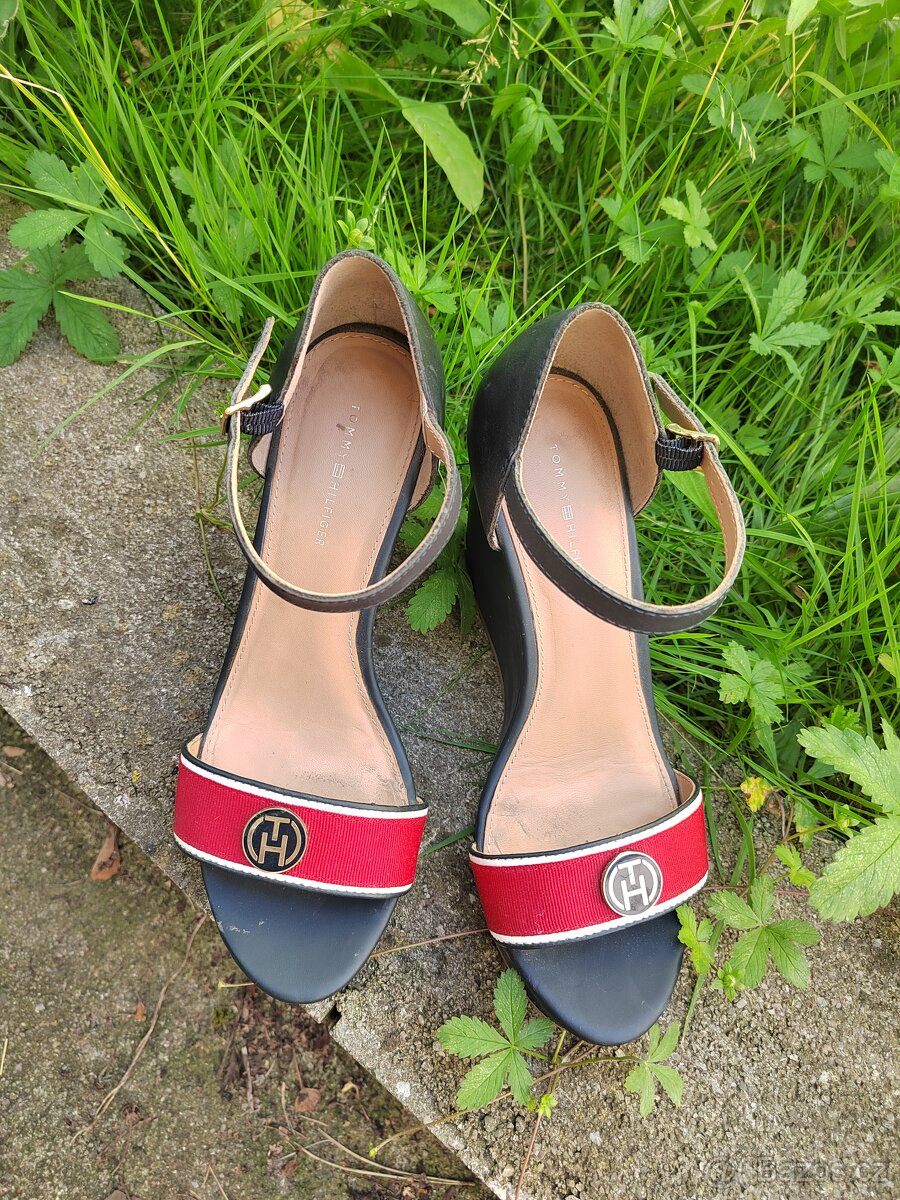 Boty Tommy Hilfiger č. 40 na vyšší platformě