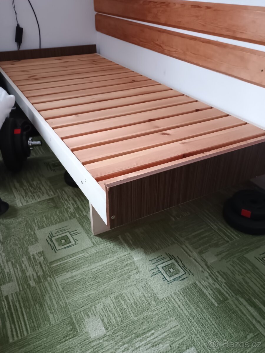 Postel s matrací a roštem