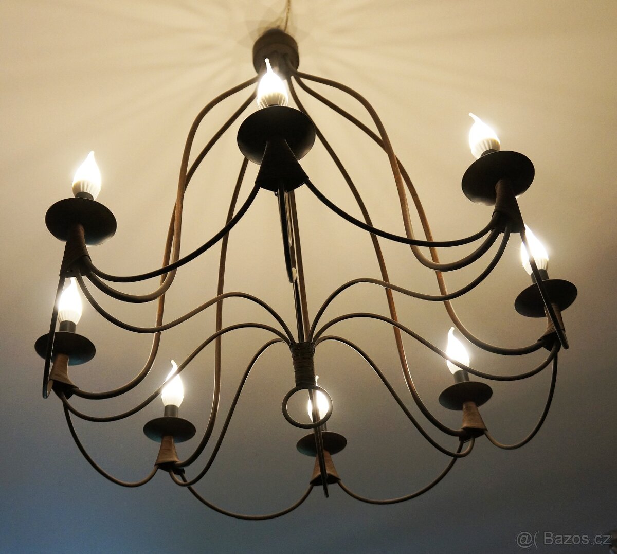 KRÁSNÝ A STYLOVÝ 8 RAMENNÝ LUSTR
