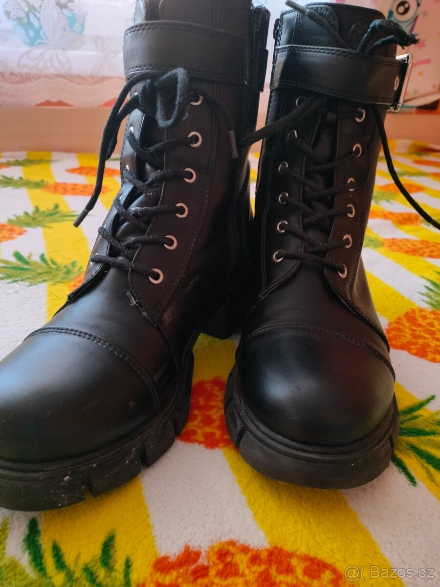 Dívčí podzimní kozačky