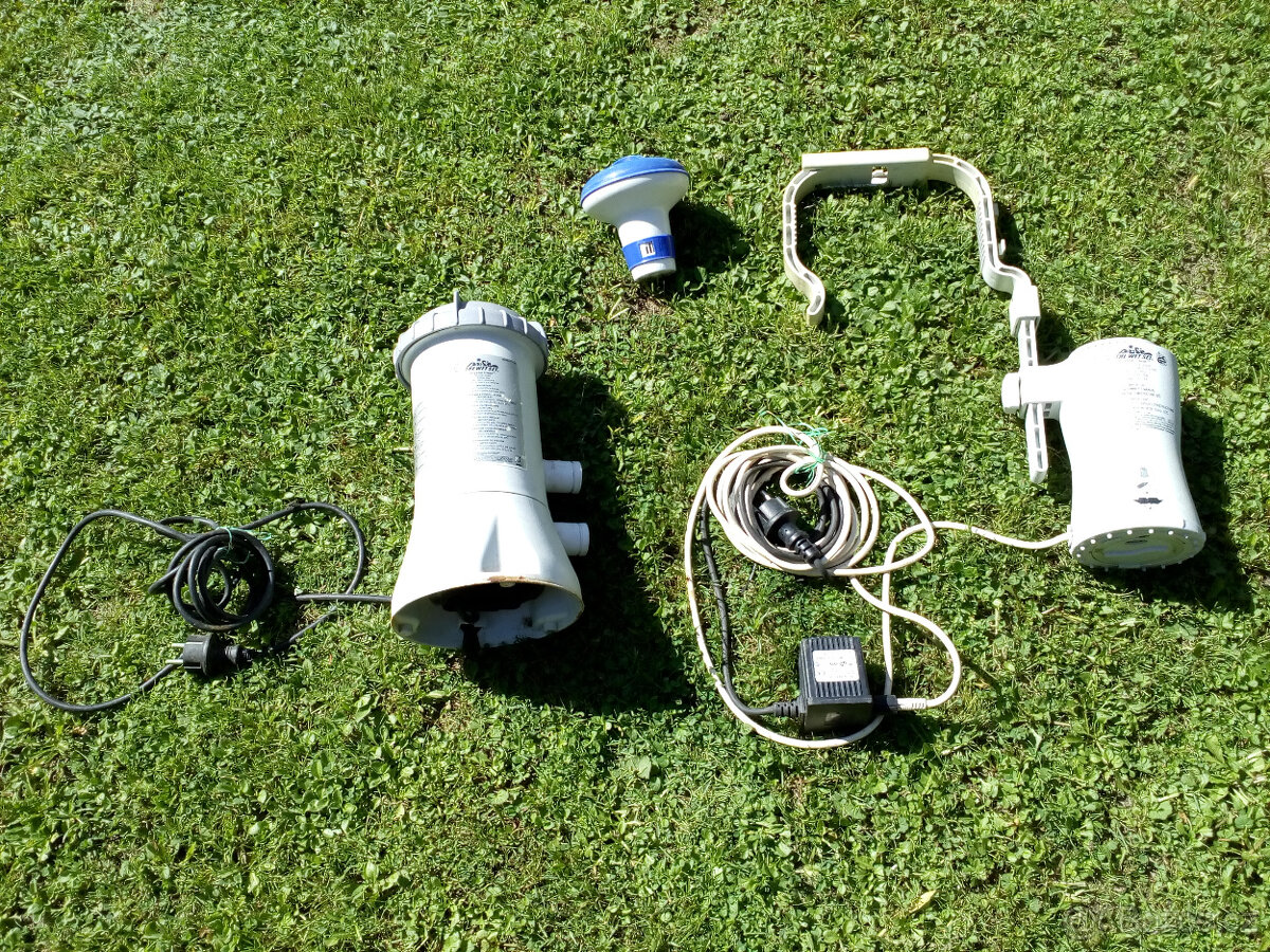 K bazénu 2 x čerpadlo, plovák, vstup a výstup pro čerpadlo