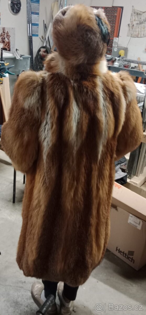 Dámský kožich s čepicí