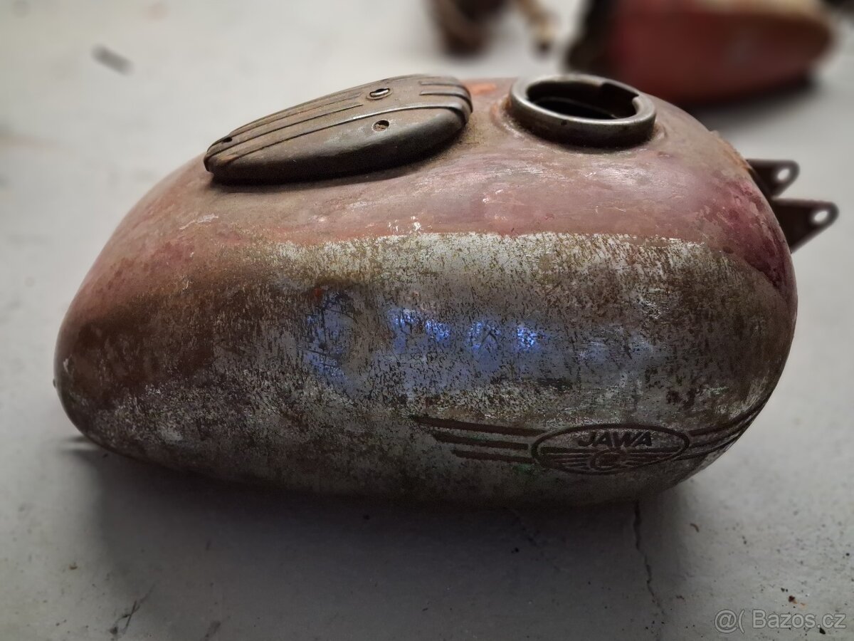 Nádrž se spínací skříňkou kyvačka