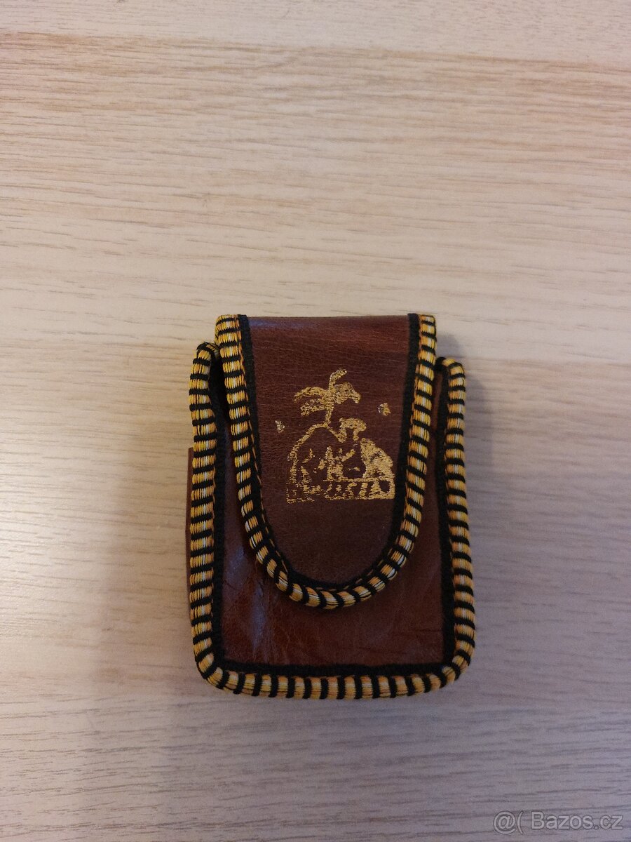 obal na cigarety z velbloudí kůže , na opasek.